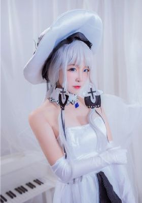 冰上的比基尼女孩